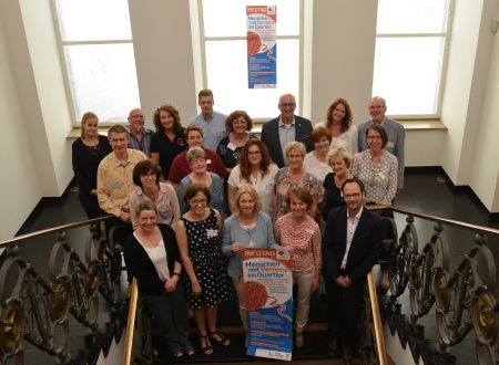 Gruppenfoto mit Plakat 